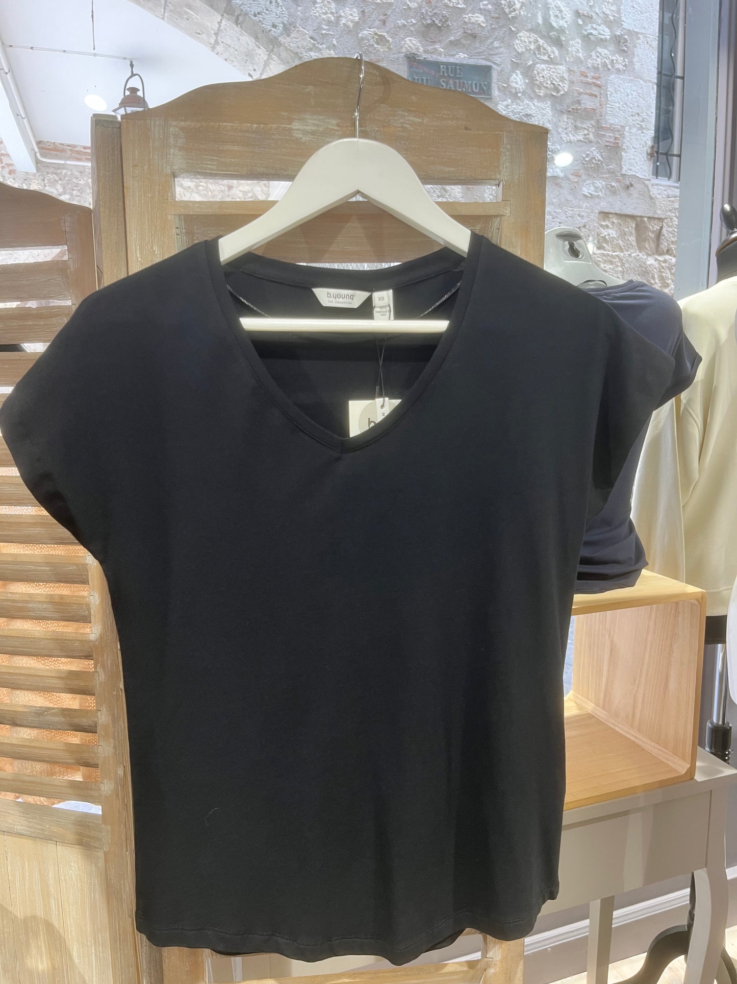 T-shirt V Bypamila noir
