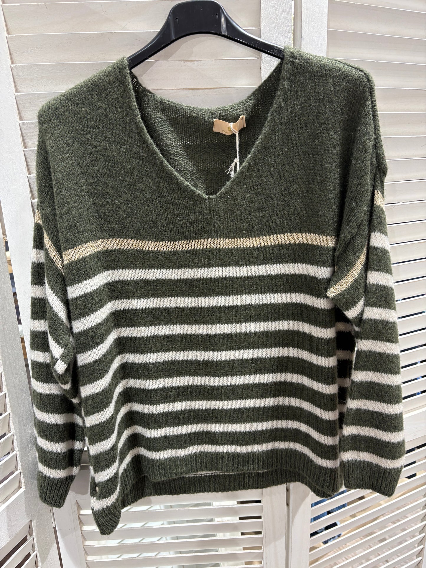 Pull V rayé