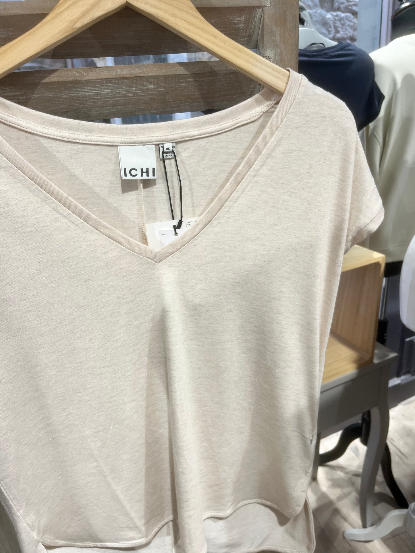T-shirt v ihrebel