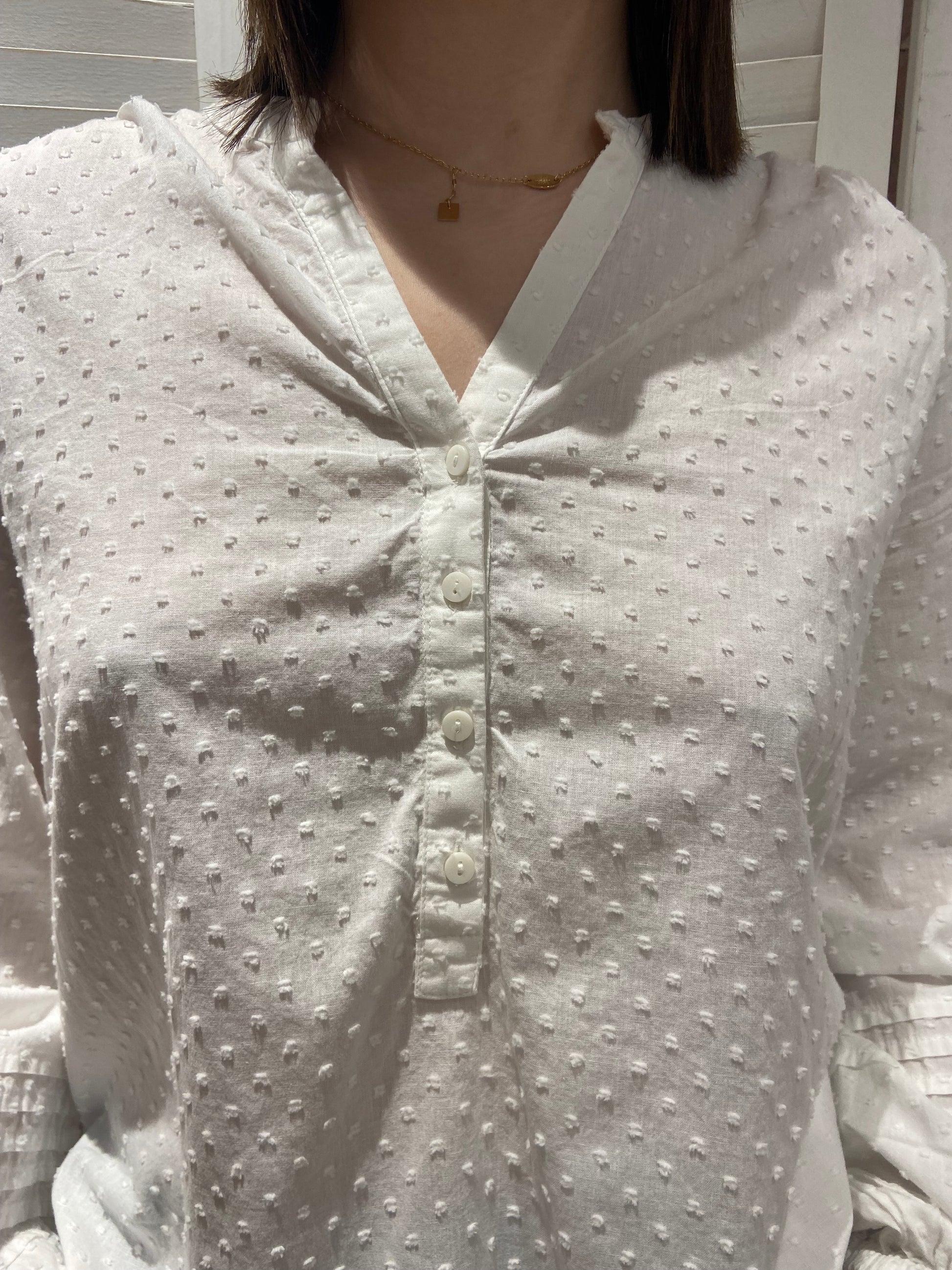 Détail de la blouse blanche de la marque Byoung.